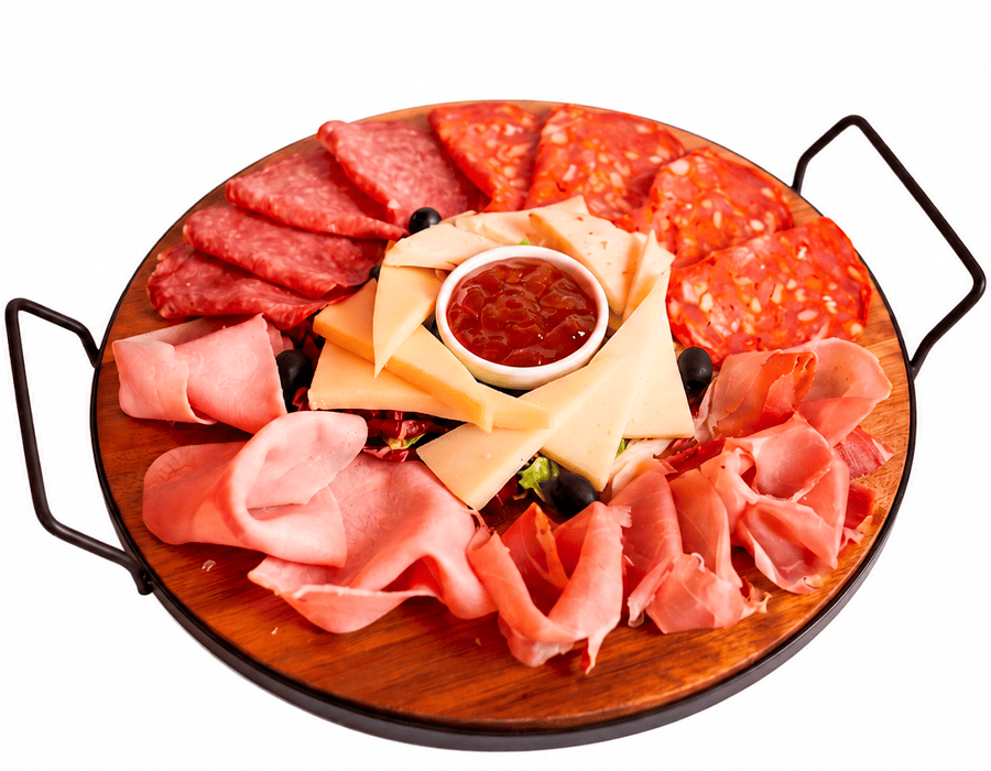 Tagliere di antipasto di terra con salumi misti, formaggi stagionati, olive e salsa.