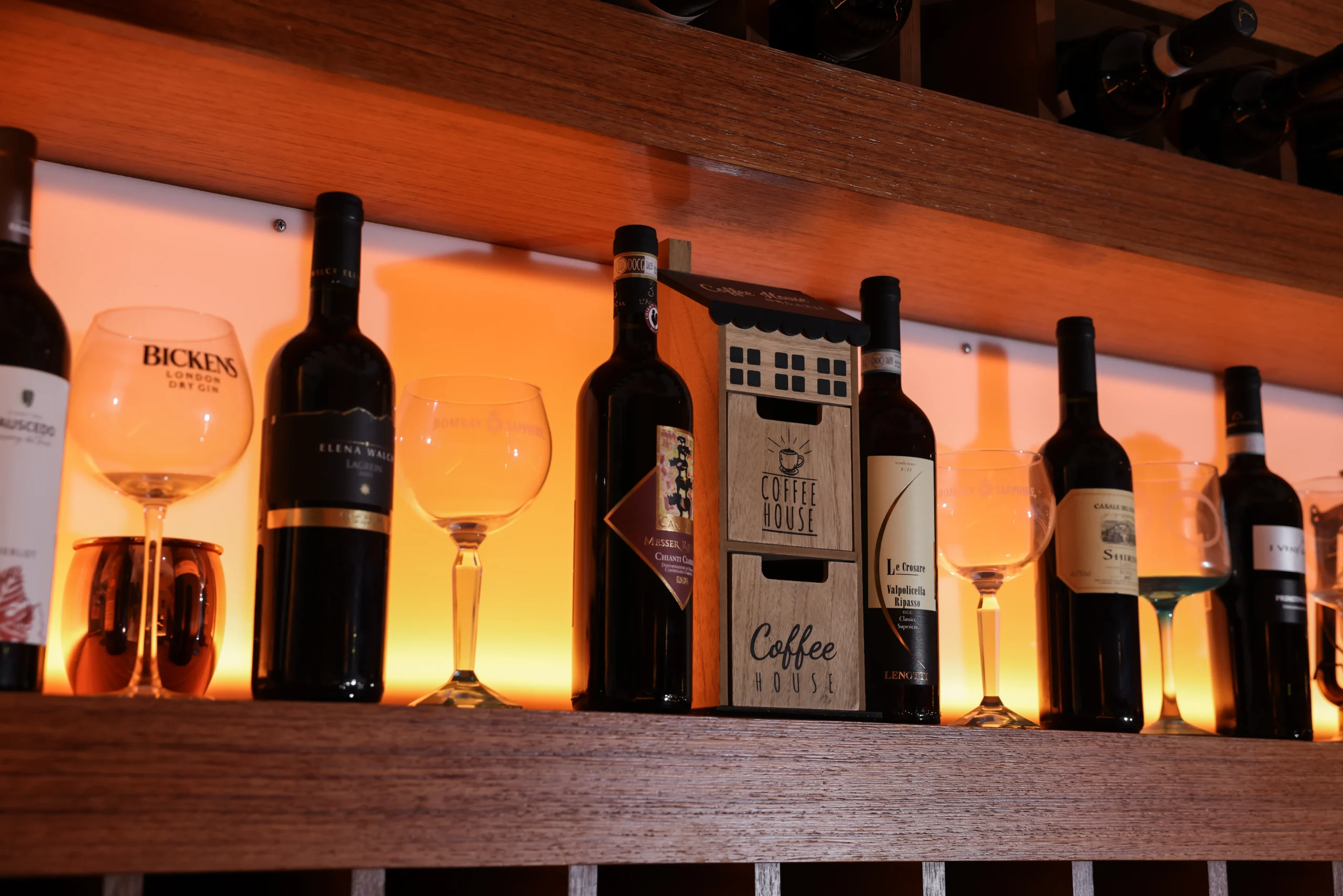 bottiglie-vino-e-calici-osteria-della-vite-roma