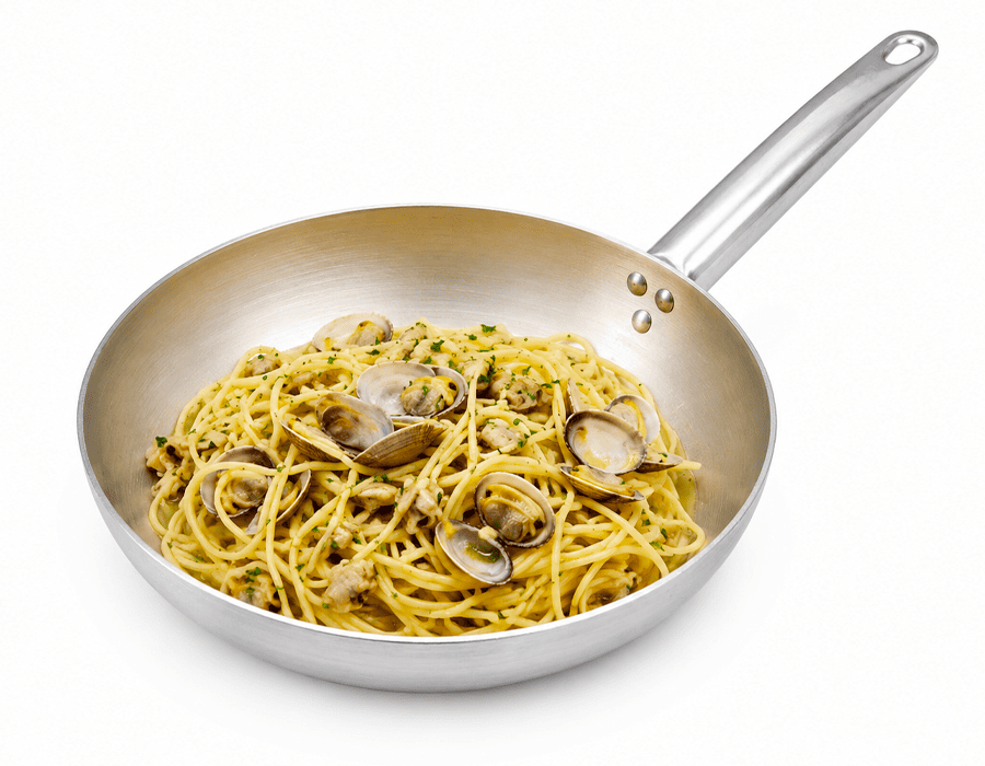 Padella di metallo con spaghetti alle vongole