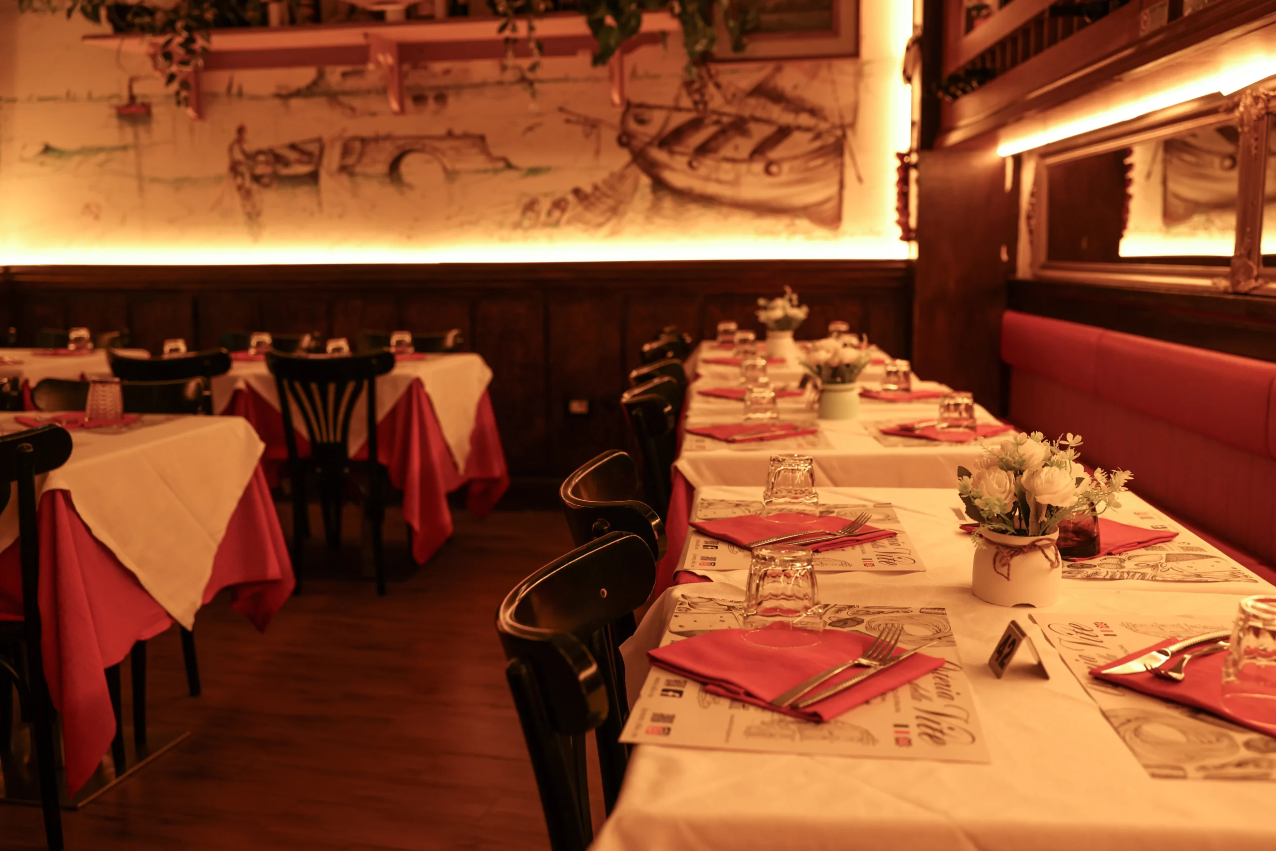 tavoli-con-murale-marino-osteria-della-vite