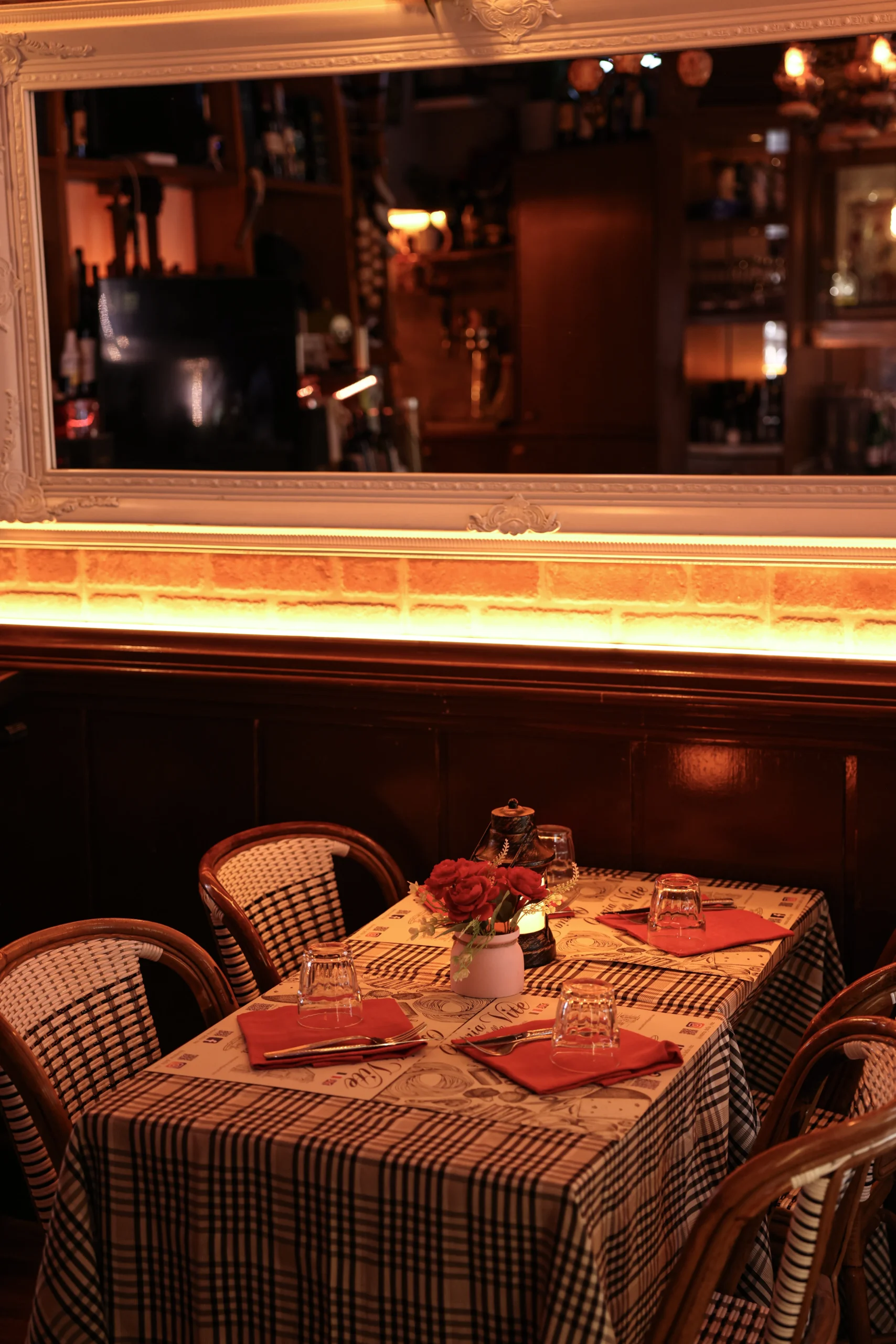 tavolo-apparecchiato-sala-interna-osteria-della-vite