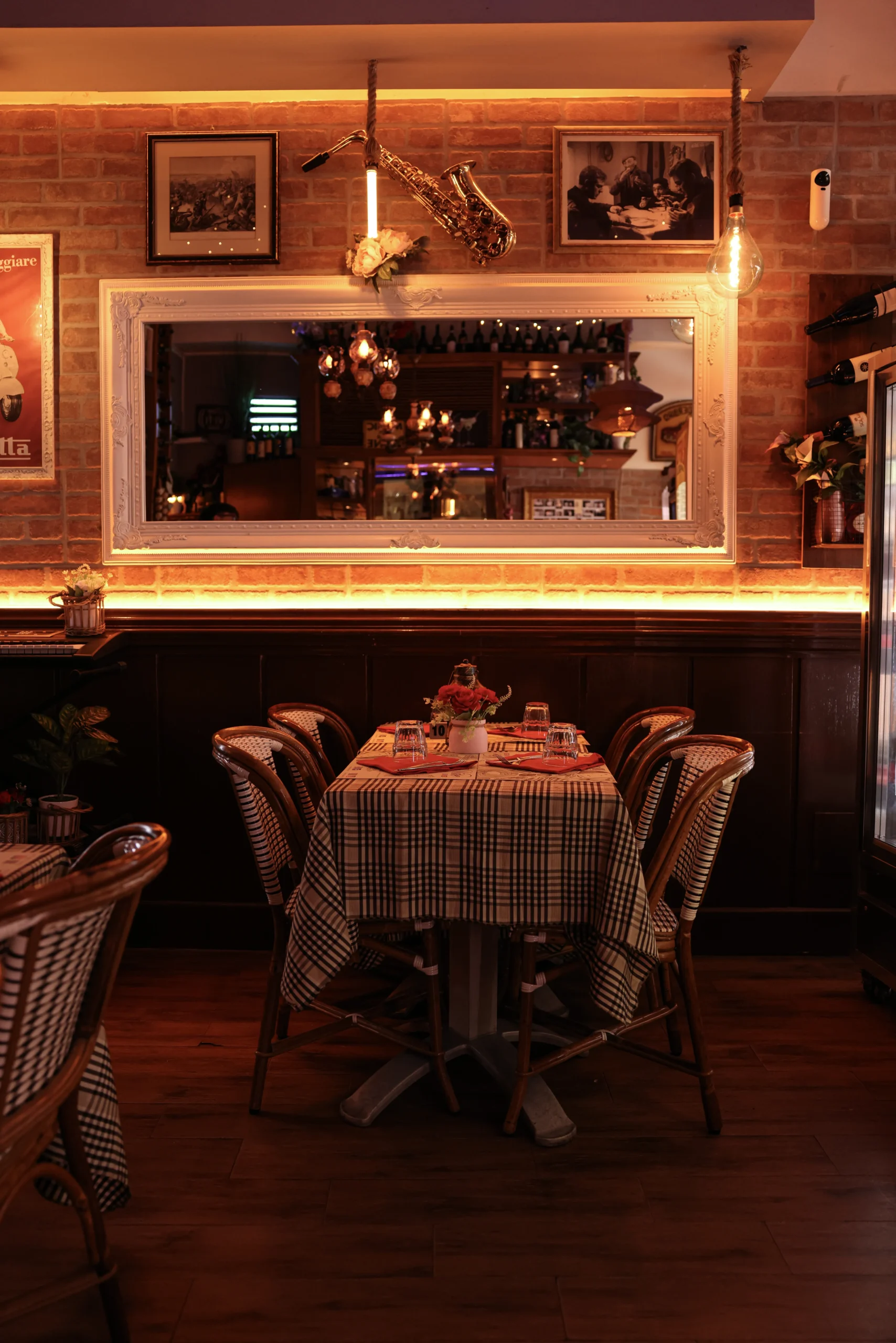 tavolo-con-specchio-osteria-della-vite-roma