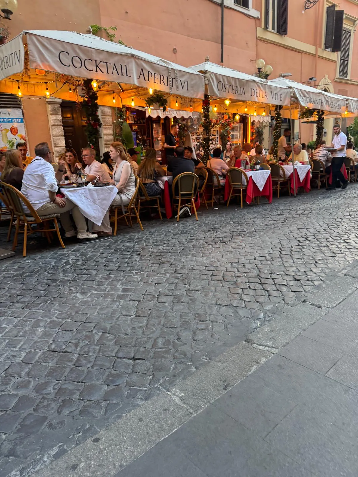terrazza-con-clienti-osteria-della-vite-roma
