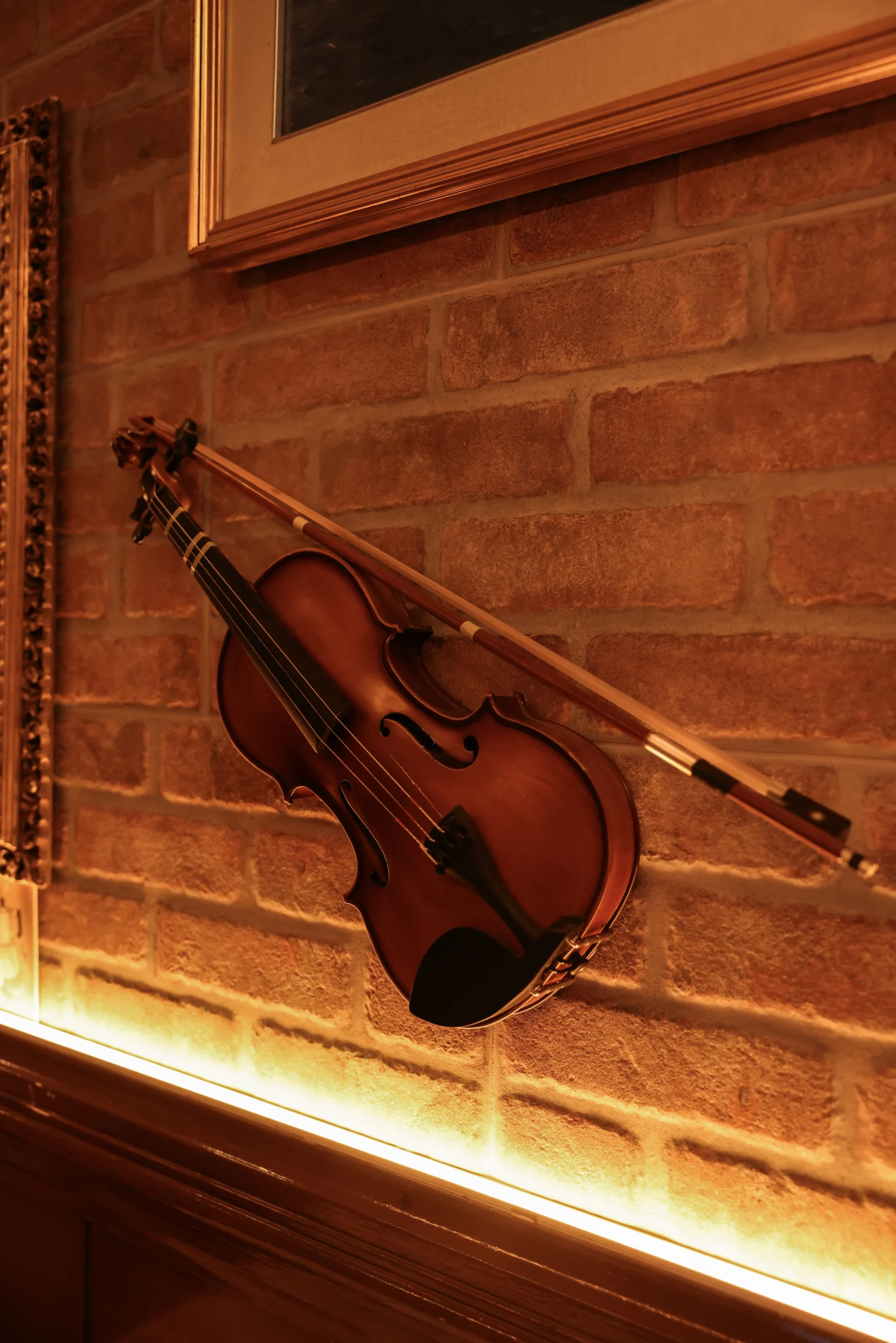violino-arredo-interno-osteria-della-vite-roma