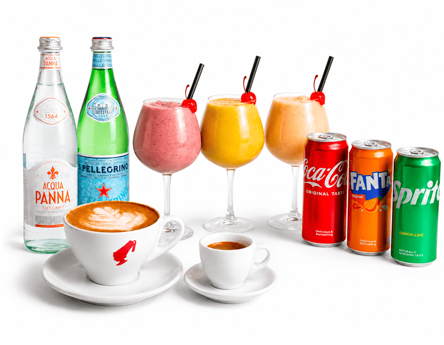 Composizione di caffetteria e bevande con cappuccino, caffè espresso, Acqua Panna, Acqua San Pellegrino, Coca-Cola, Fanta, Sprite e frullati in coppa.