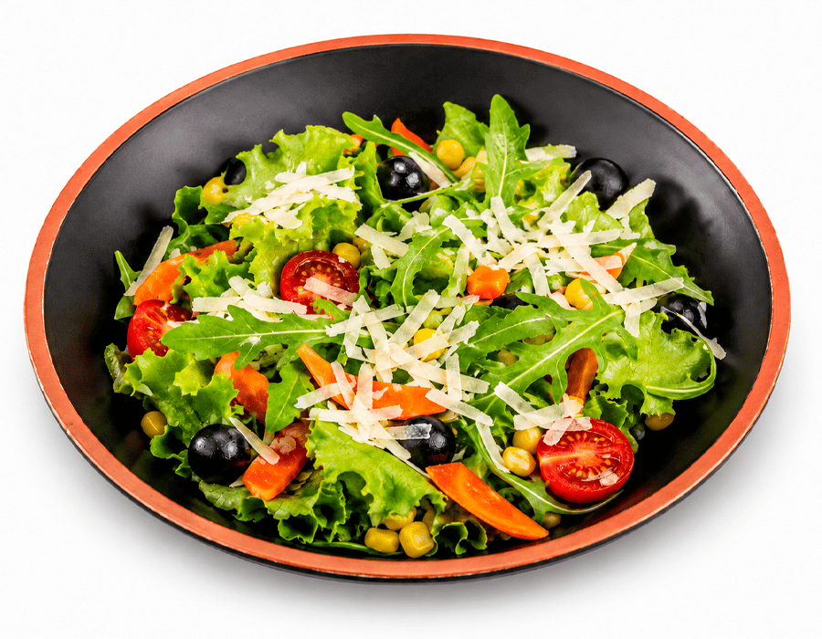 Insalata fresca mista con lattuga, rucola, pomodorini, carote, mais, olive nere e scaglie di grana.