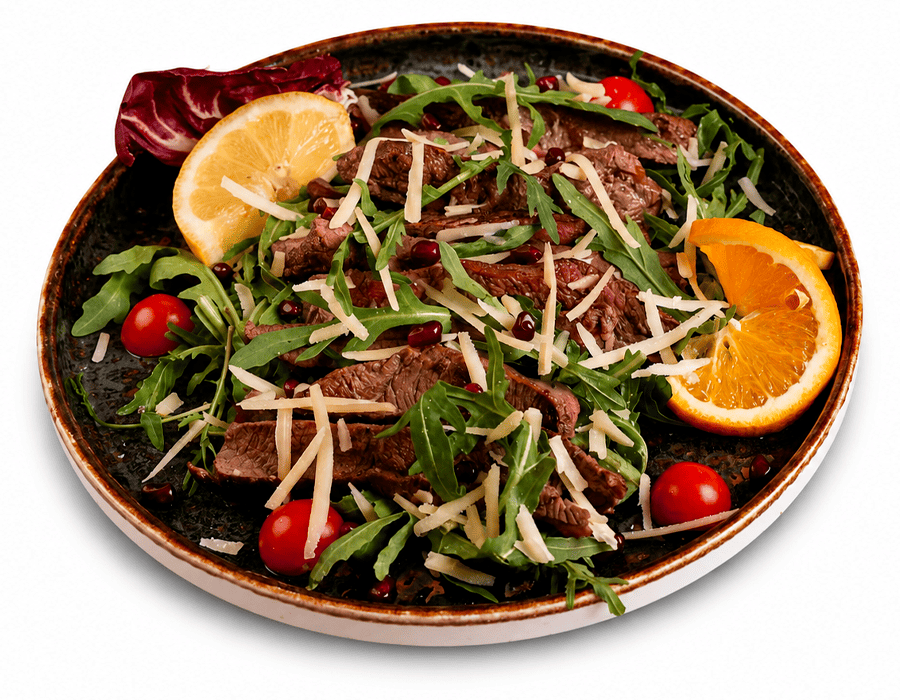 Tagliata di manzo con rucola, scaglie di grana e pomodorini